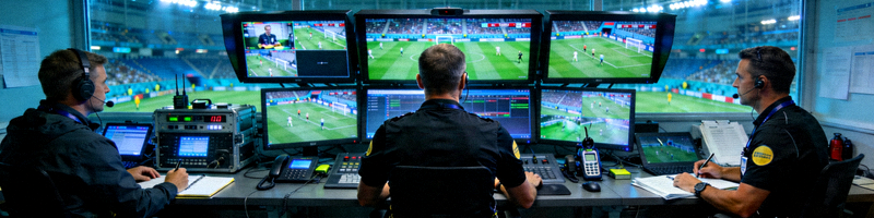 世界杯VAR裁判工作场景